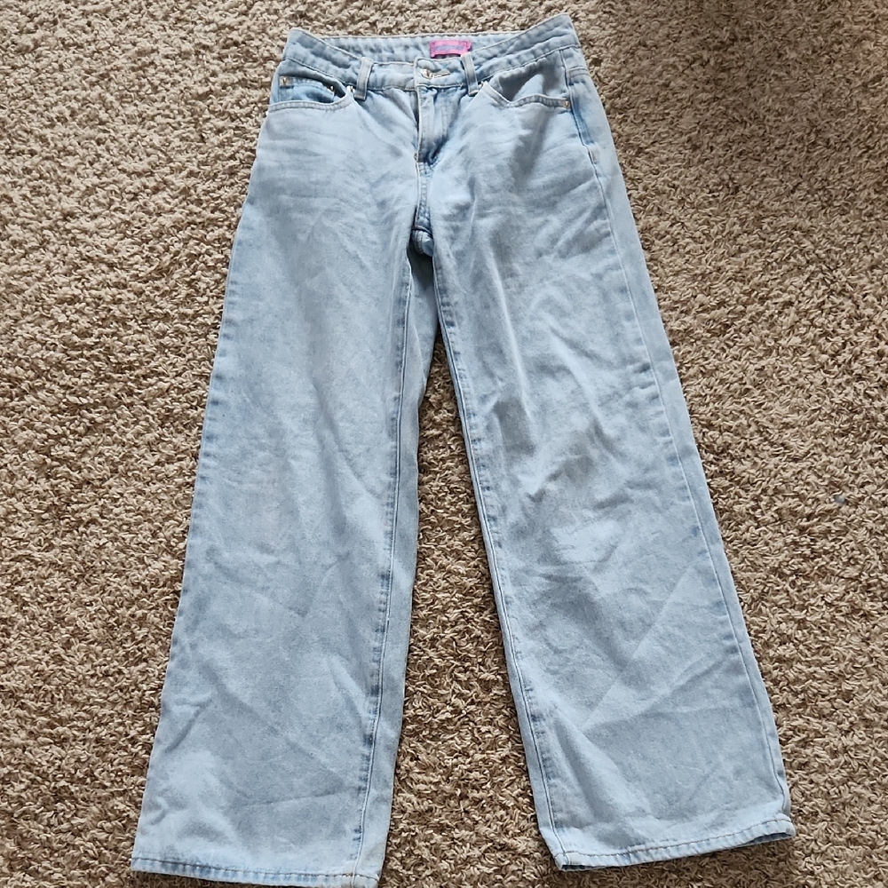 Ediked small low rise baggy jeans. Flattering look 😍